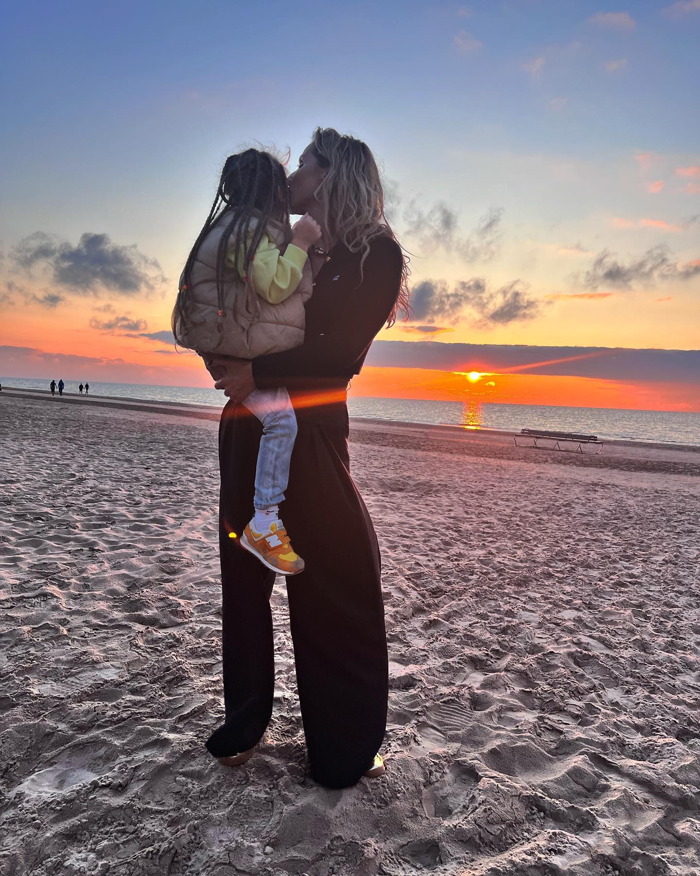 Выходит замуж? Светлана Лобода с букетом невесты и кольцом заинтриговала фанов