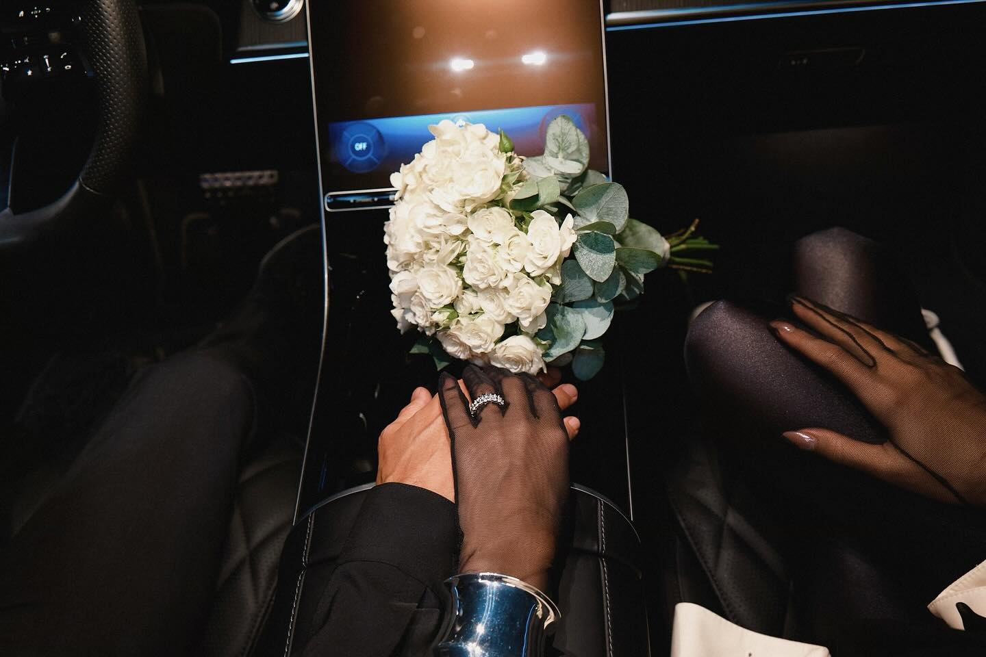 Выходит замуж? Светлана Лобода с букетом невесты и кольцом заинтриговала фанов