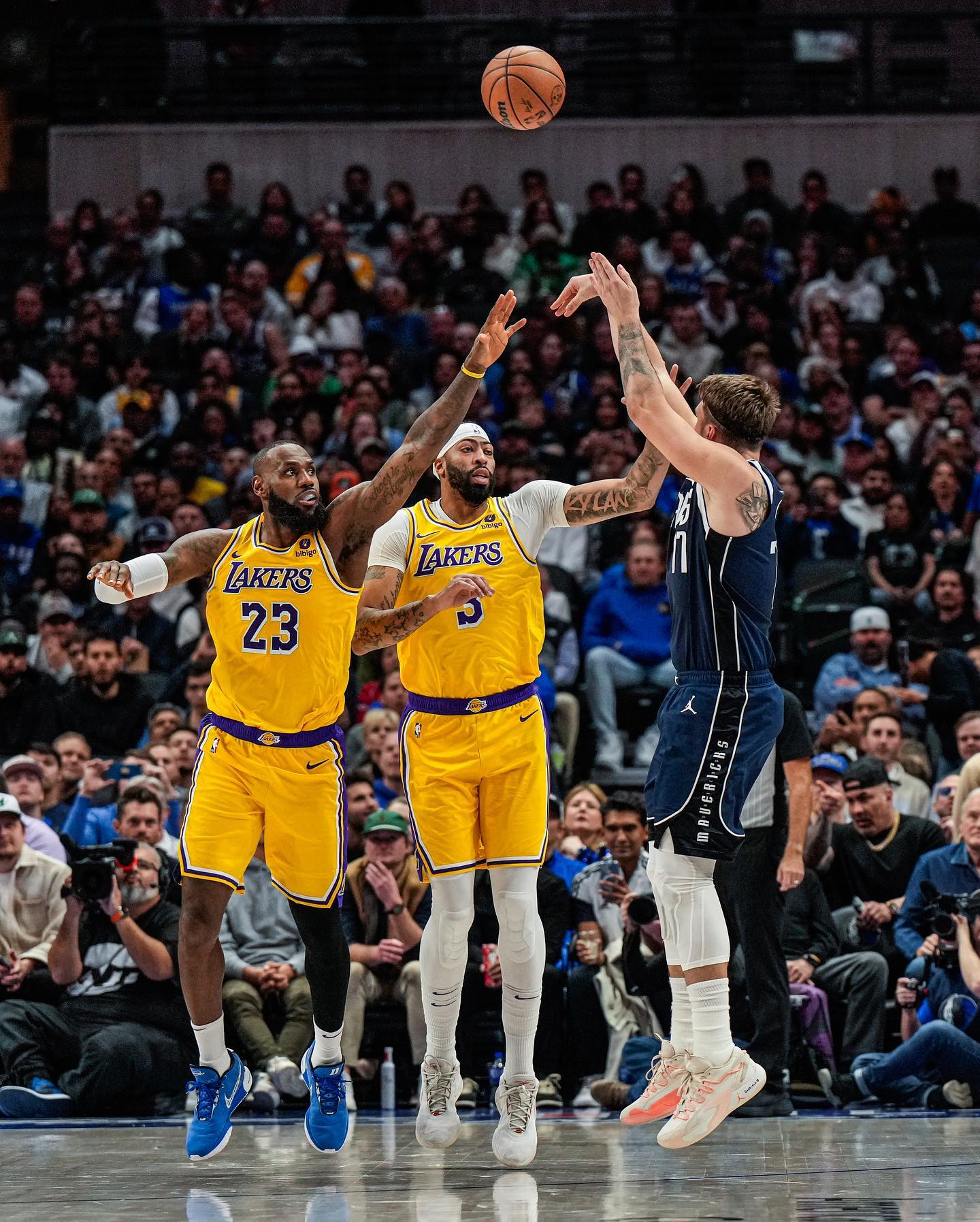 Дончич будет играть с Леброном: мегаобмен в НБА с участием команды украинца