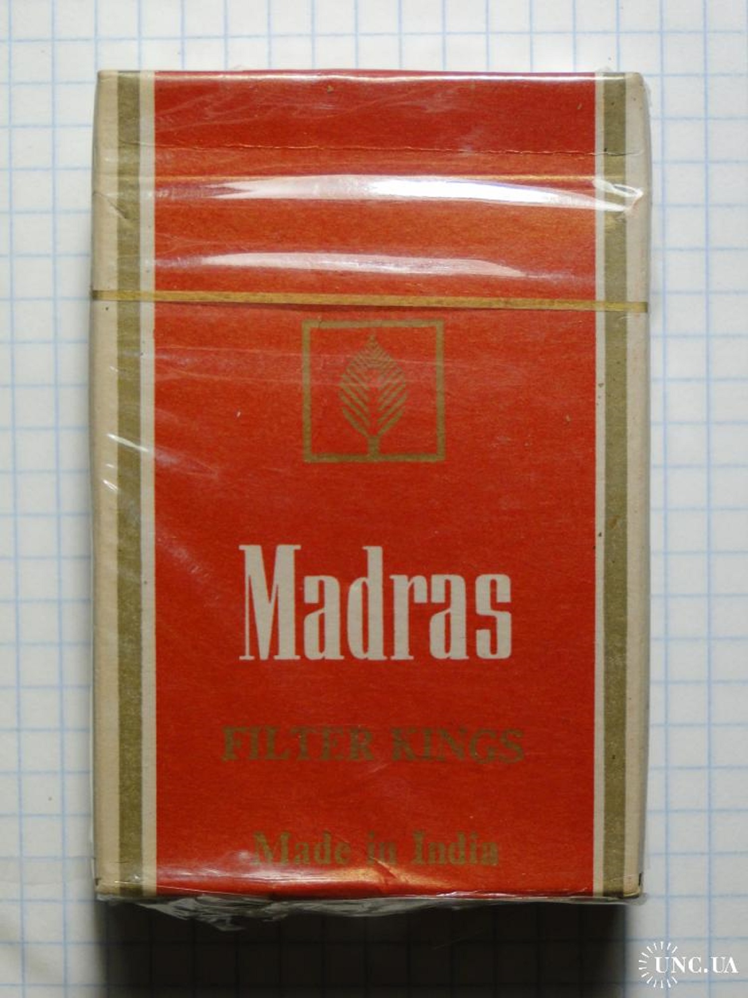 "Бички тротуарні" і "Портянки Хо Ші Міна". Які іноземні цигарки курили в СРСР (фото)