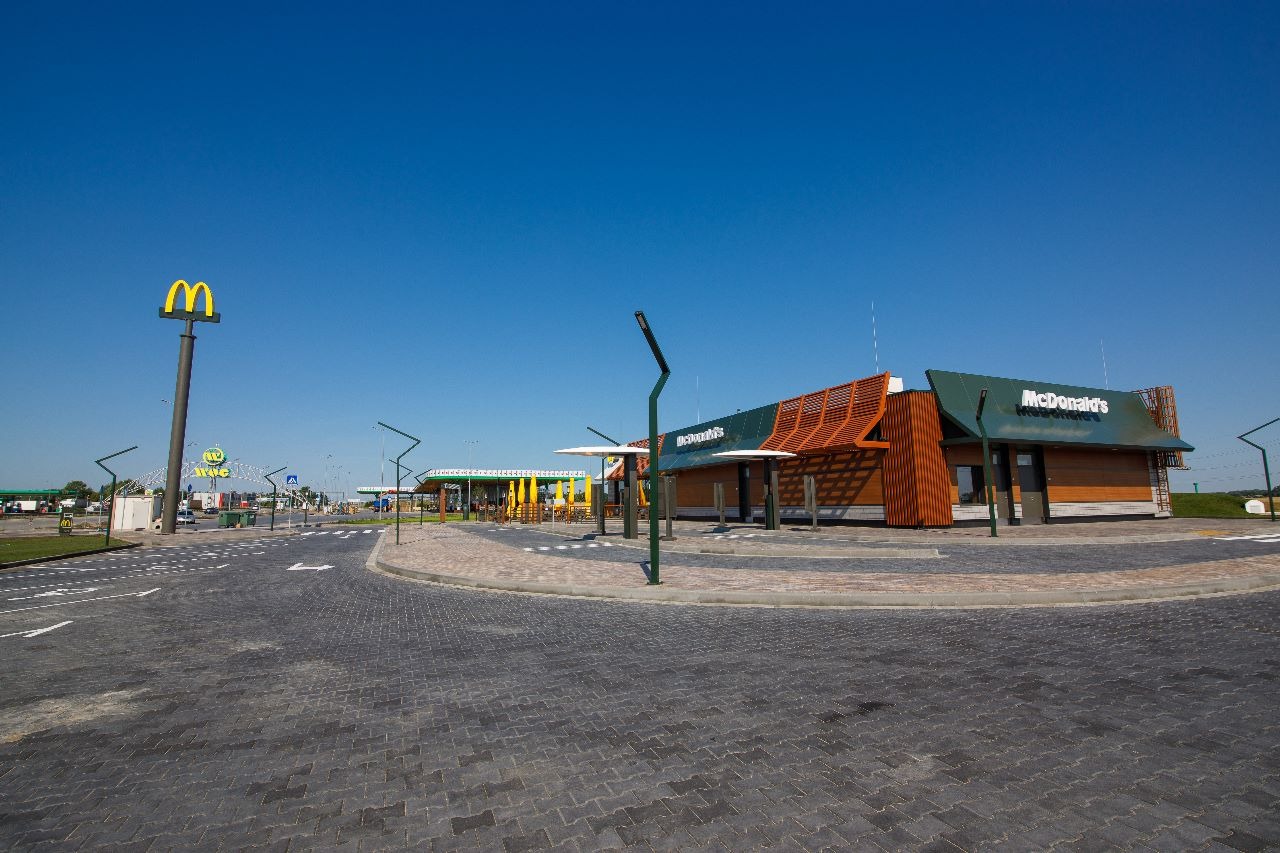 «Юнігран» забезпечив тротуарною плиткою перший McDonald’s на трасі