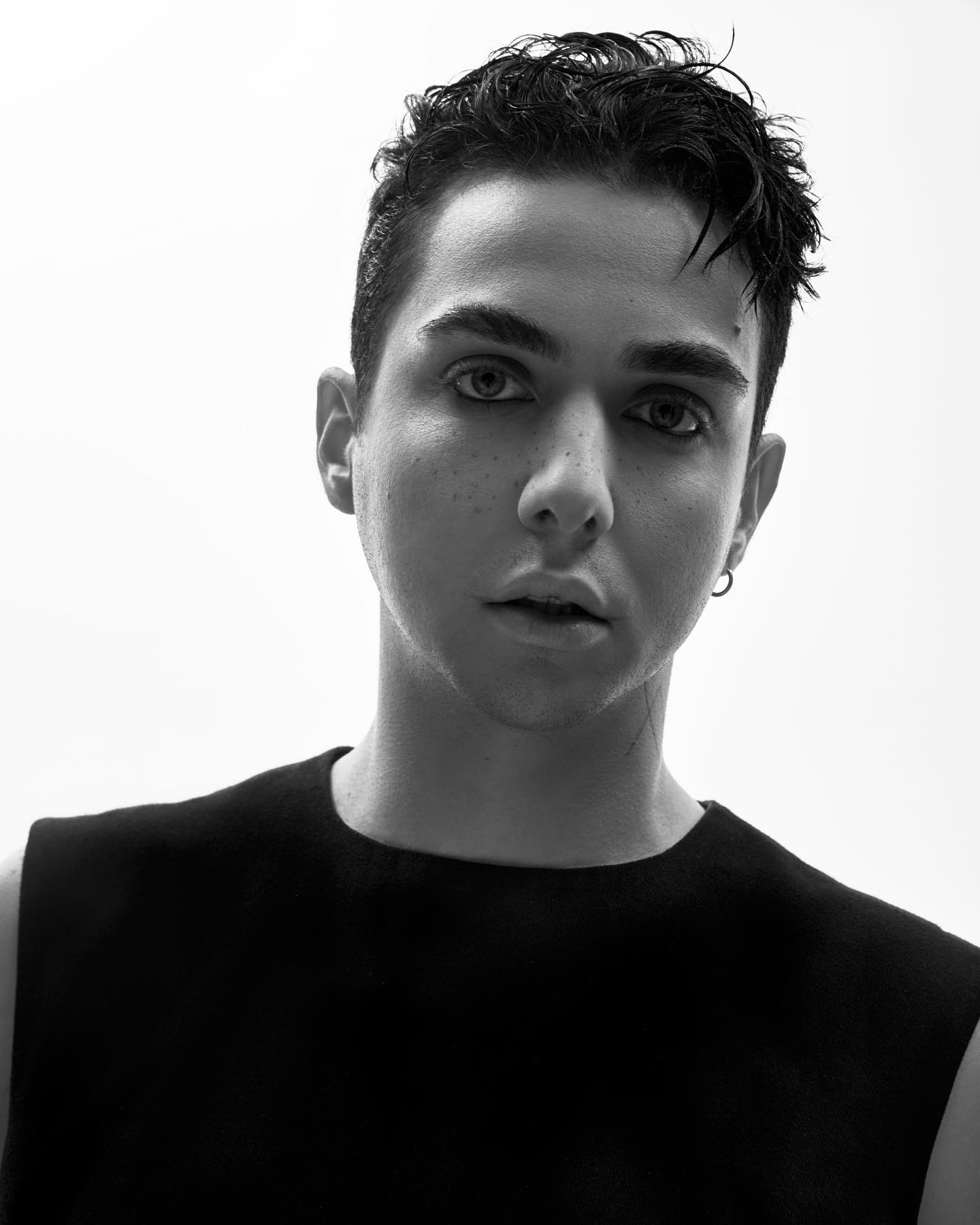 Український співак заплакав, коли його спитали, чи піде на фронт по повістці