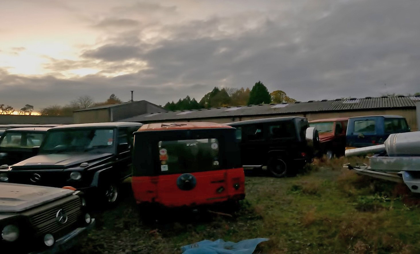 Ржавеют под открытым небом: в Великобритании обнаружено кладбище Гелендвагенов