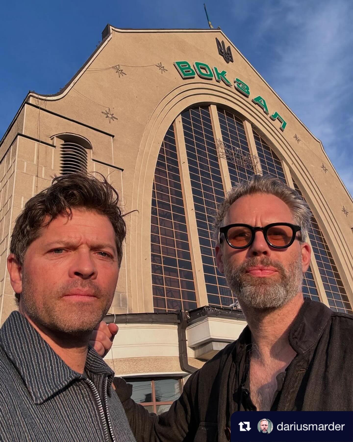 Зірка серіалу "Надприродне" приїхав до Києва: актор показався на тлі розбитої техніки РФ