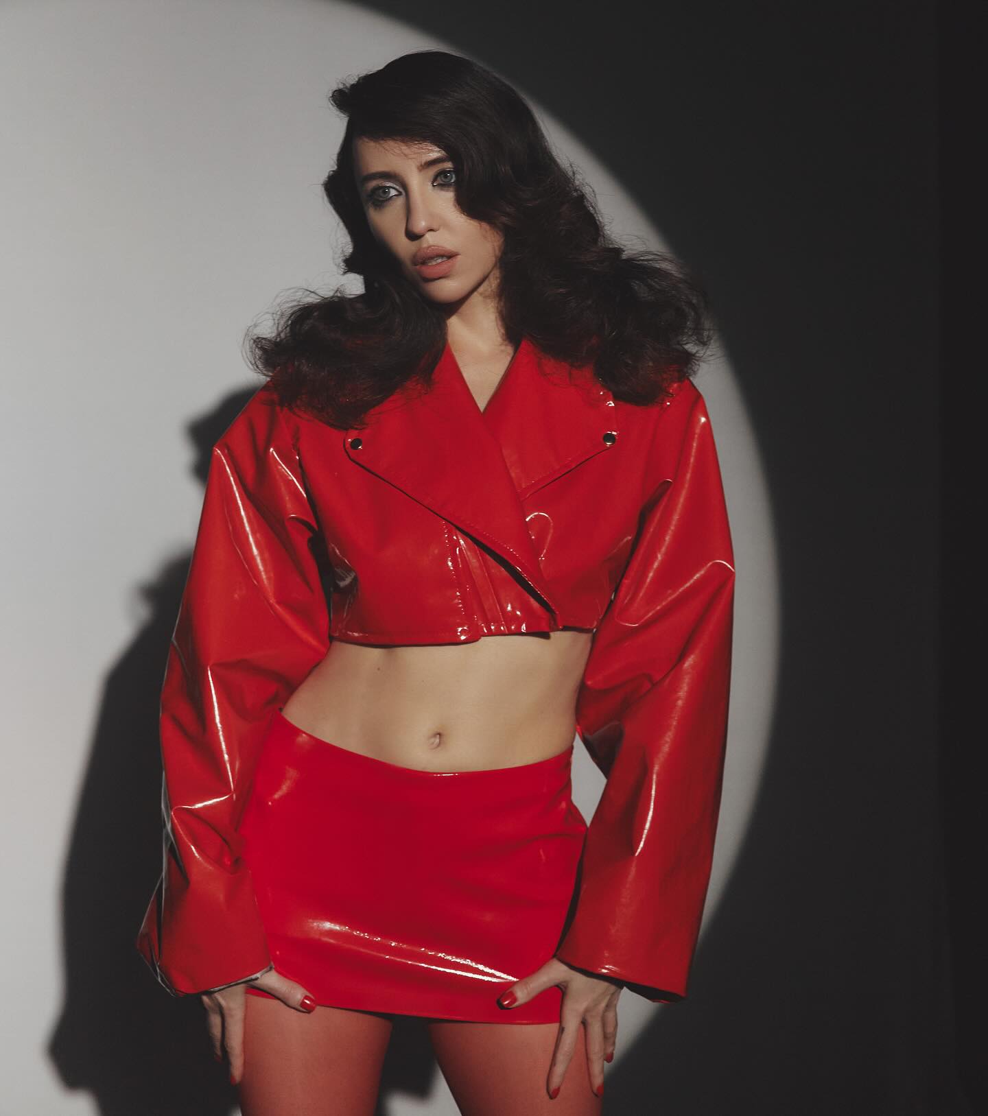 "Все тільки стає цікавішим": Надя Дорофєєва показала яскравий та звабливий лук