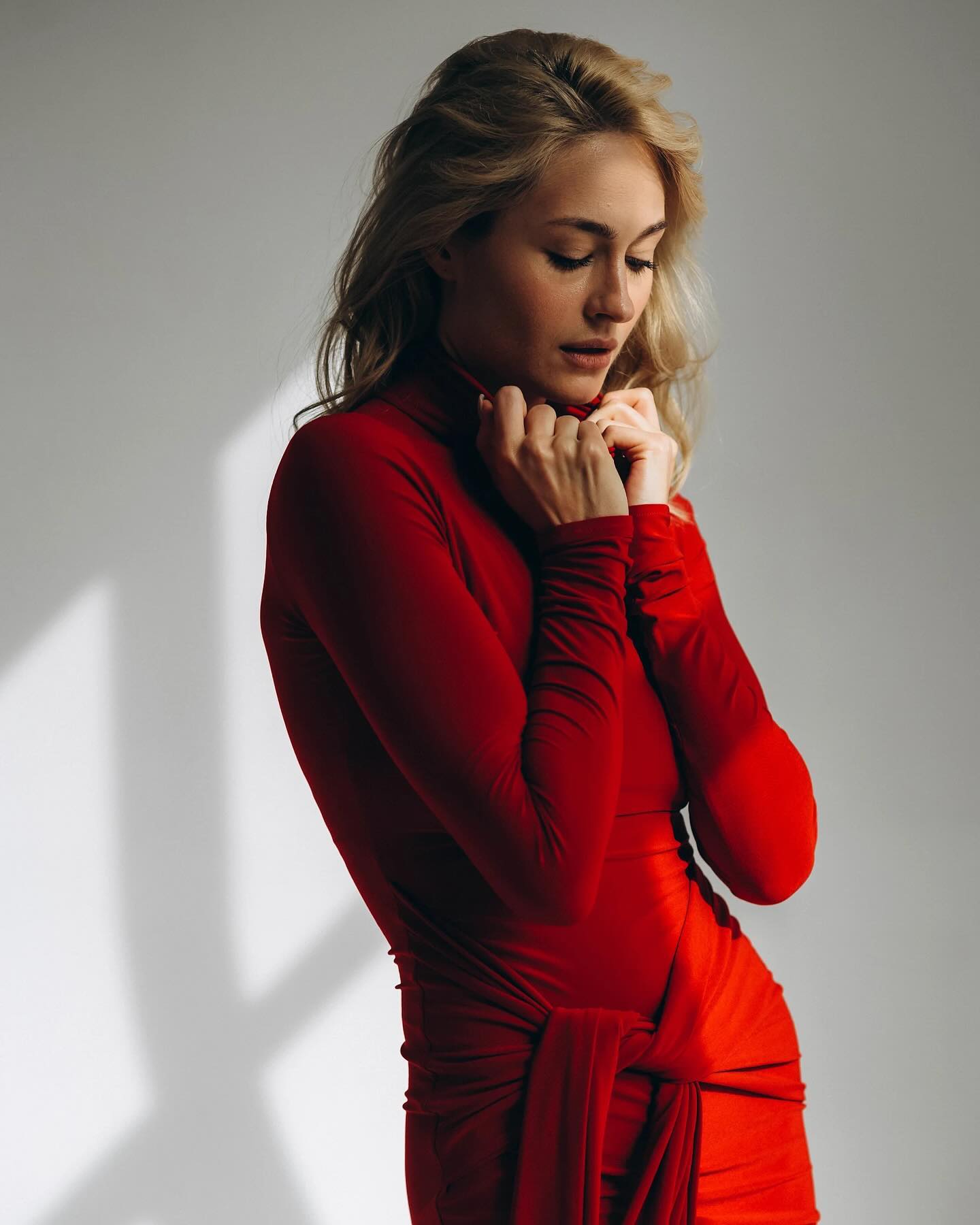 Звезда украинских сериалов показала соблазнительные фото в красном мини-платье