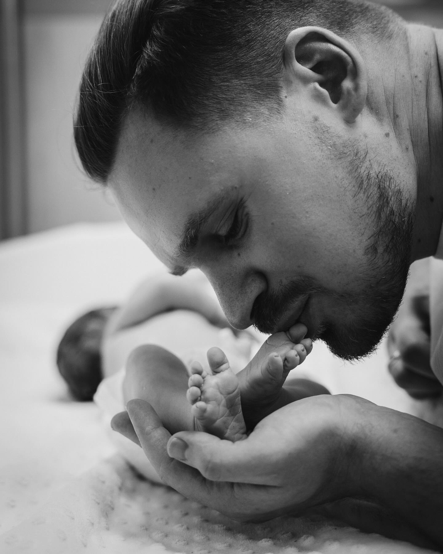 Відома українська блогерка вперше стала мамою: ніжні фото малятка з пологового