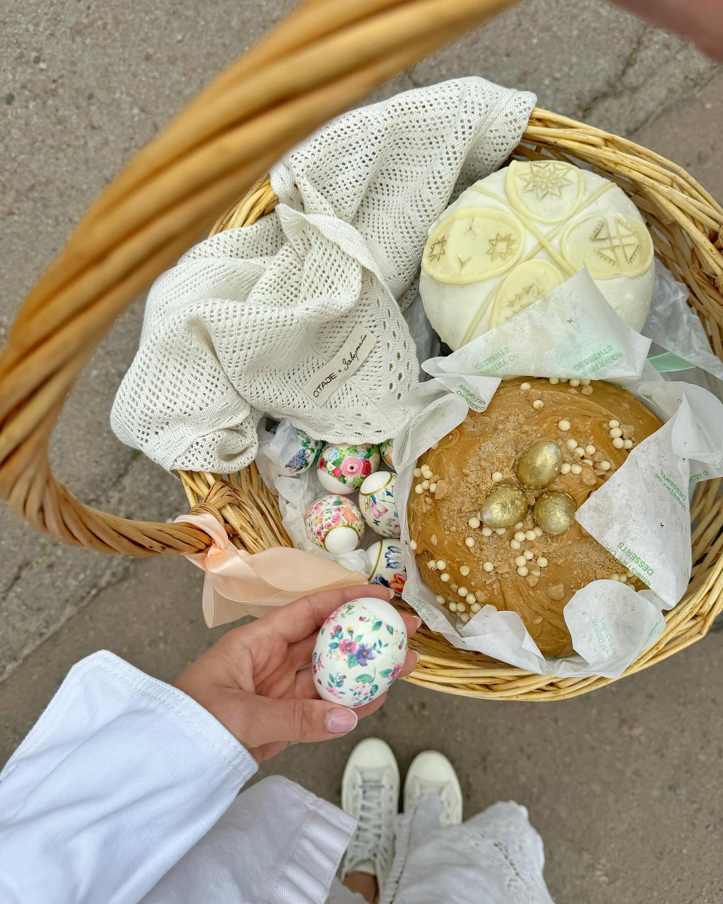 "Миру та небесної підтримки нам всім". Зірки привітали українців з Великоднем (фото)