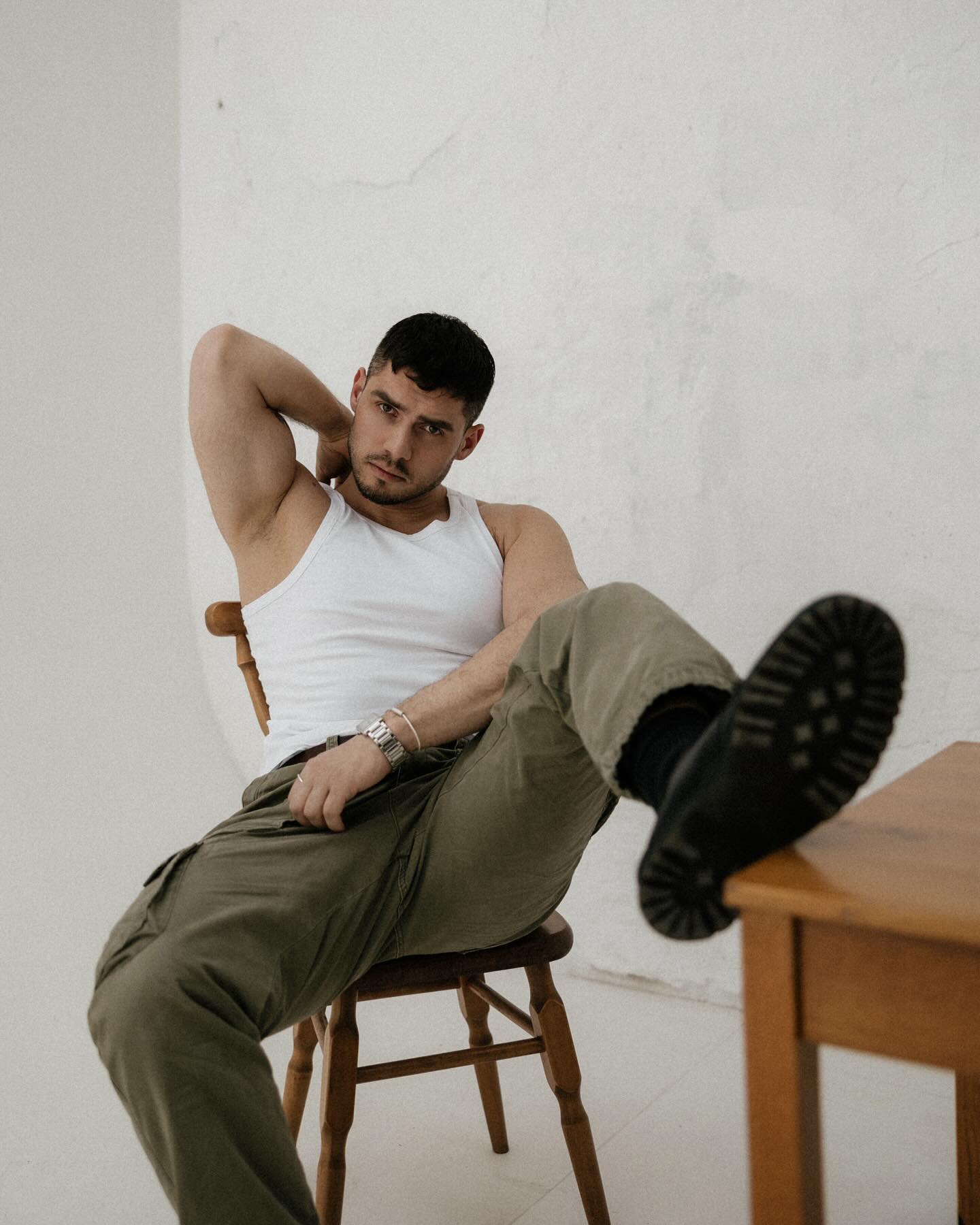 Популярний український телеведучий показав брутальний образ (фото)