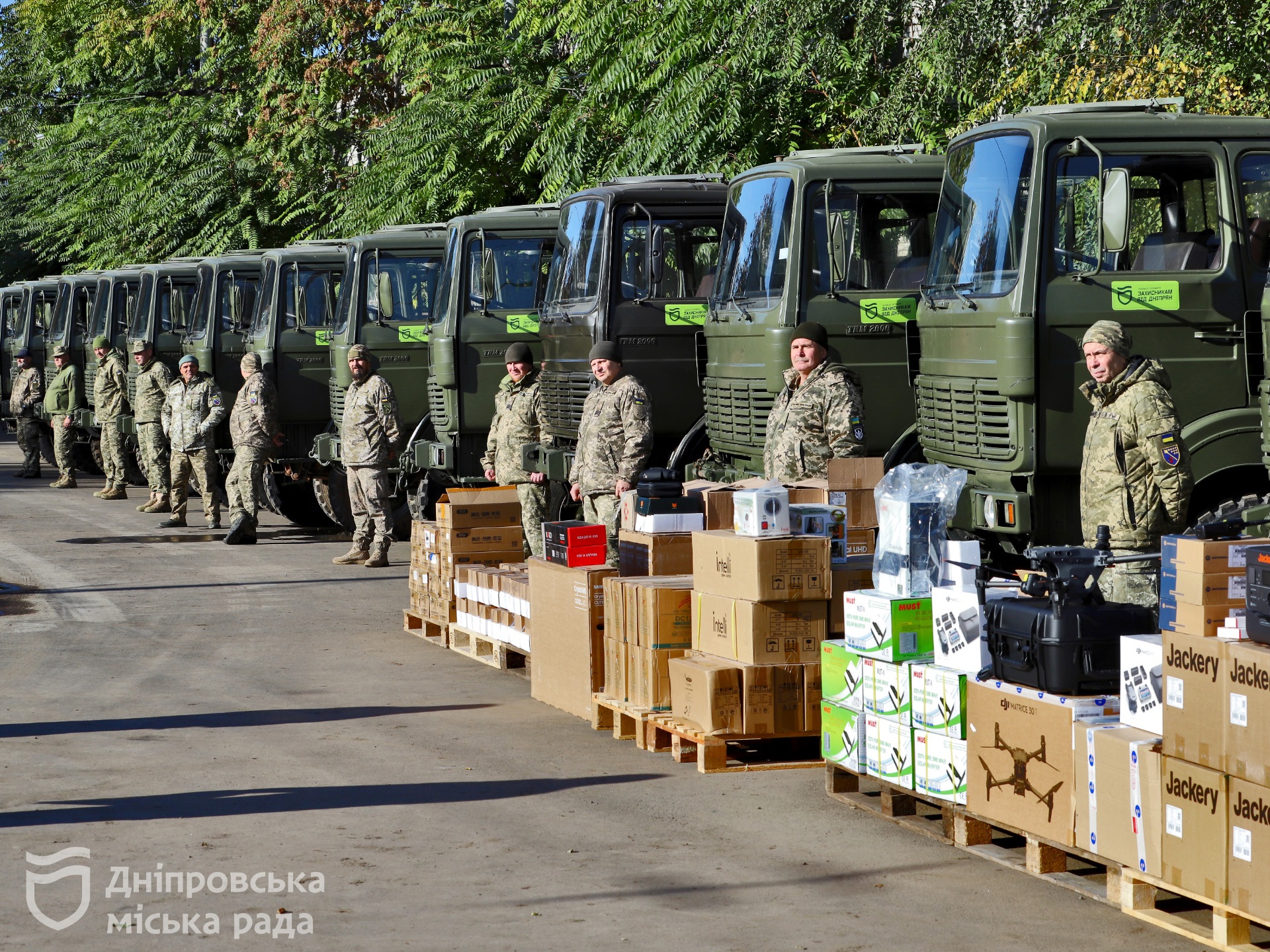 Днепр доставил на фронт новую крупную партию техники почти на 25 млн гривен