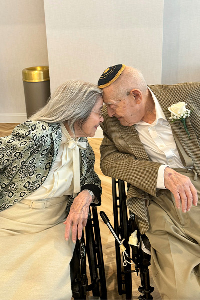 Найстарші у світі молодята зустрілися та закохалися в будинку престарілих: їм на двох 202 роки