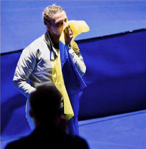 Батьки олімпійської чемпіонки Ольги Харлан вже п'ять місяців ночують у підвалі: їхати відмовилися