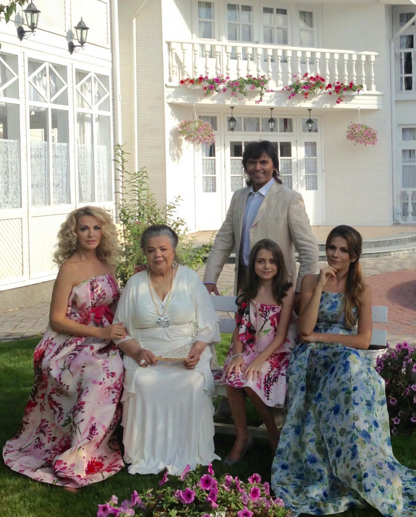 Ольга Сумська показала рідкісне фото з сестрою Наталею. Вони вже роками не спілкуються