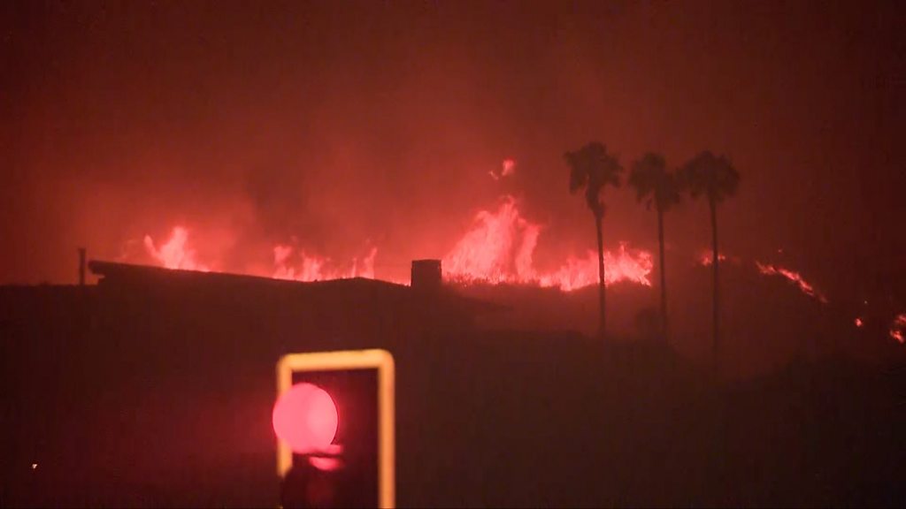Масштабна пожежа в Каліфорнії: понад 1500 рятувальників на місці, знищені будинки і машини