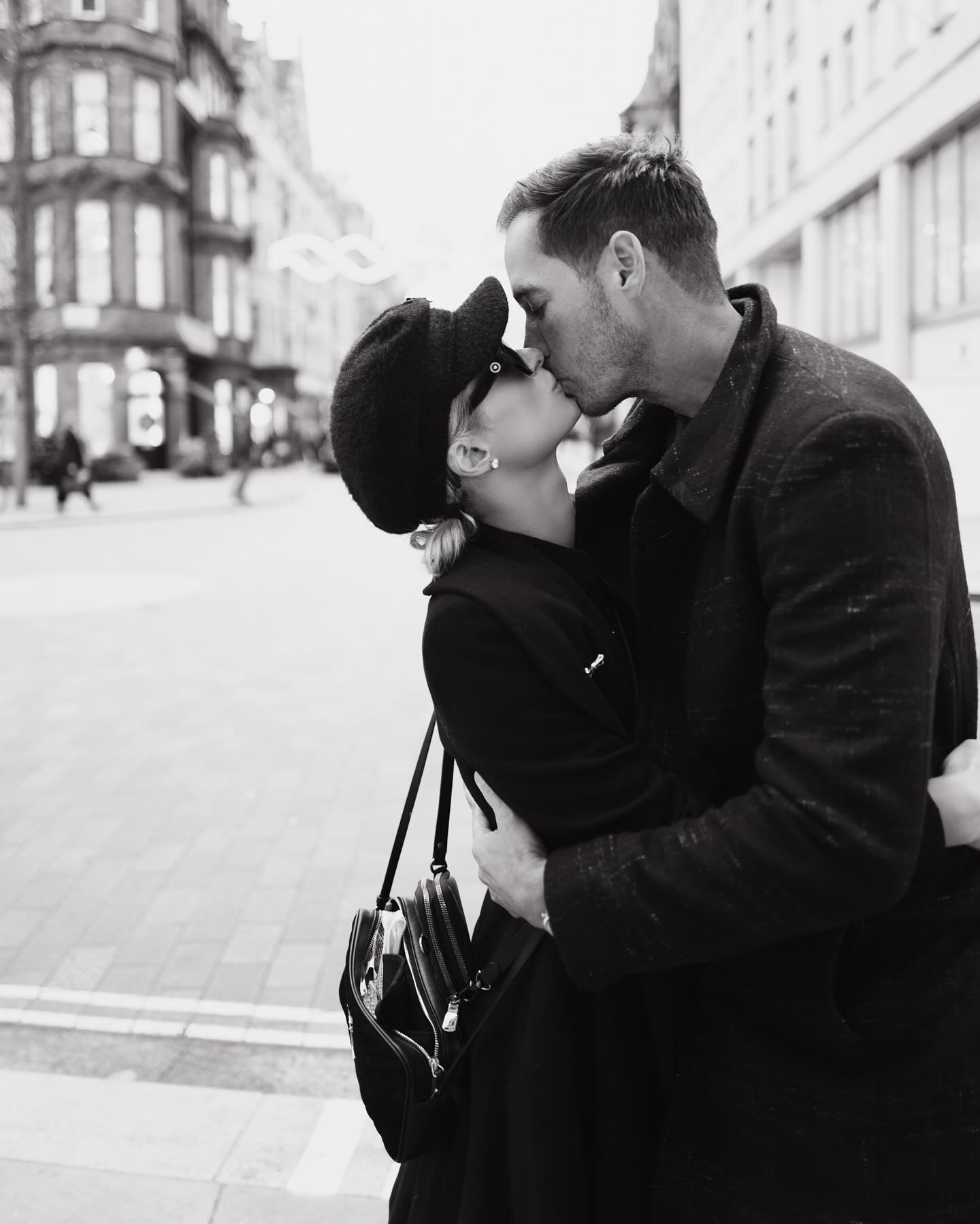 Пэрис Хилтон трогательно обратилась к мужу и показала нежные поцелуи: что за повод (фото)