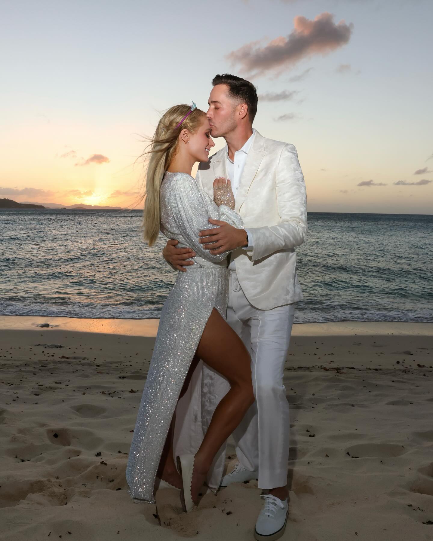 Пэрис Хилтон трогательно обратилась к мужу и показала нежные поцелуи: что за повод (фото)