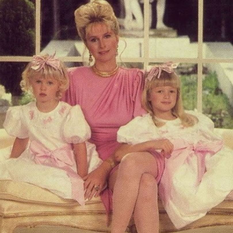 Пэрис Хилтон показала милые фотографии с мамой: выглядят как сестры