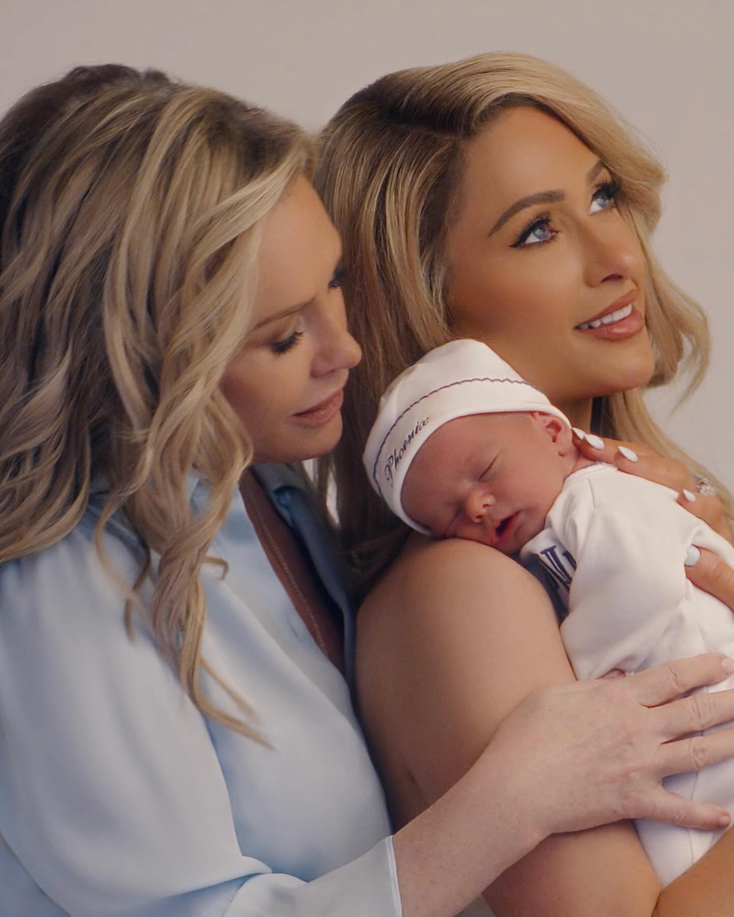 Пэрис Хилтон показала милые фотографии с мамой: выглядят как сестры