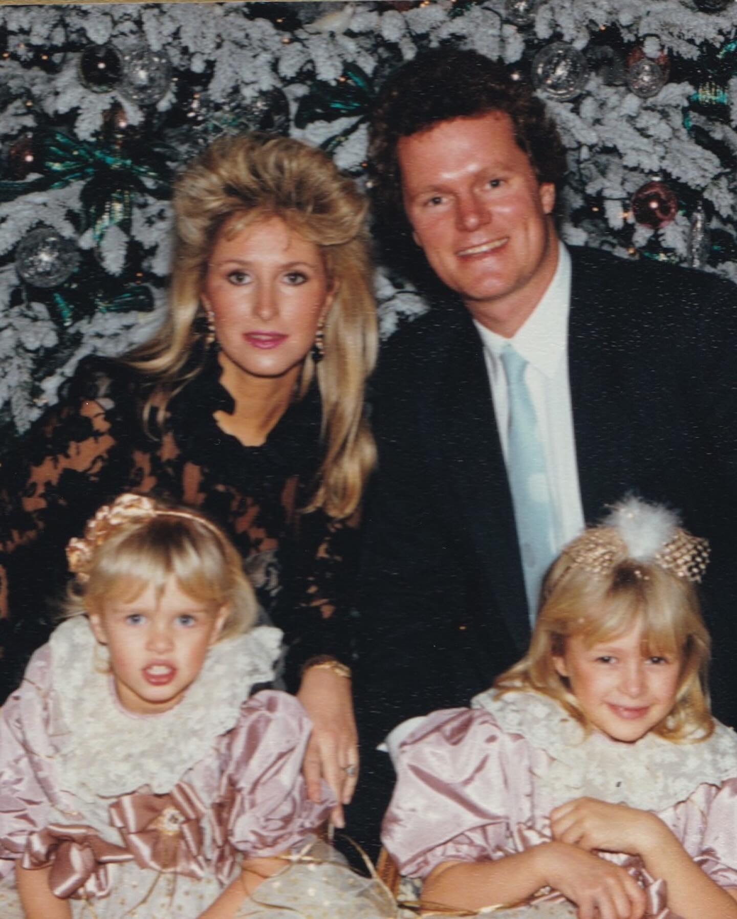 Пэрис Хилтон показала милые фотографии с мамой: выглядят как сестры