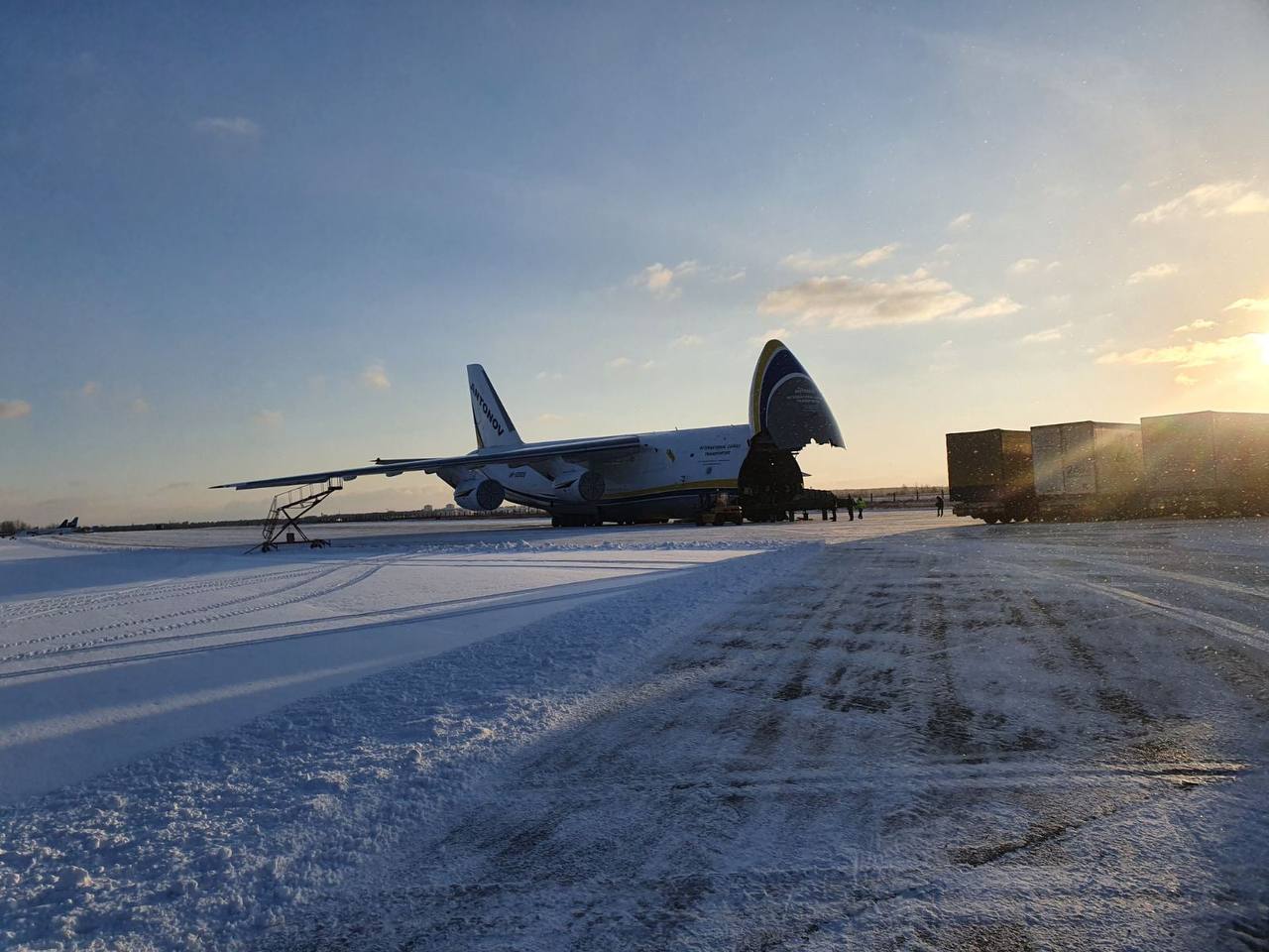 Дивіться, як посилки в Україну доставляють літаком "Руслан" (фото)