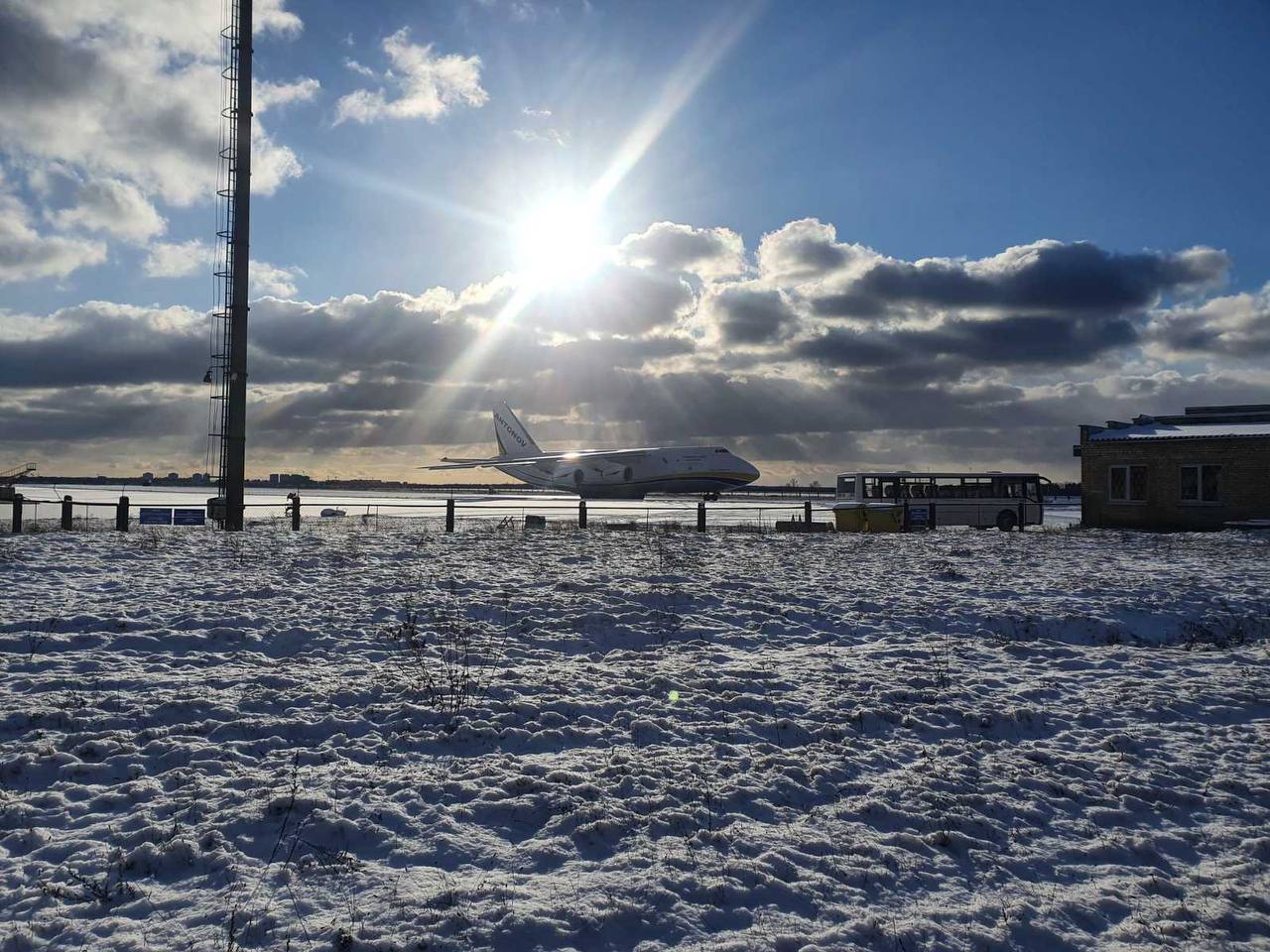 Дивіться, як посилки в Україну доставляють літаком "Руслан" (фото)