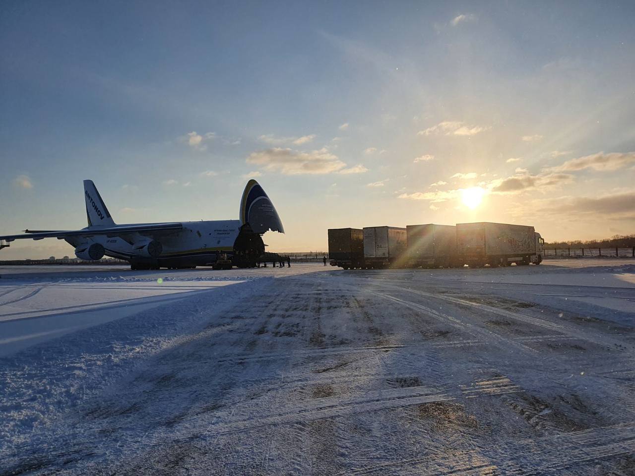 Дивіться, як посилки в Україну доставляють літаком "Руслан" (фото)