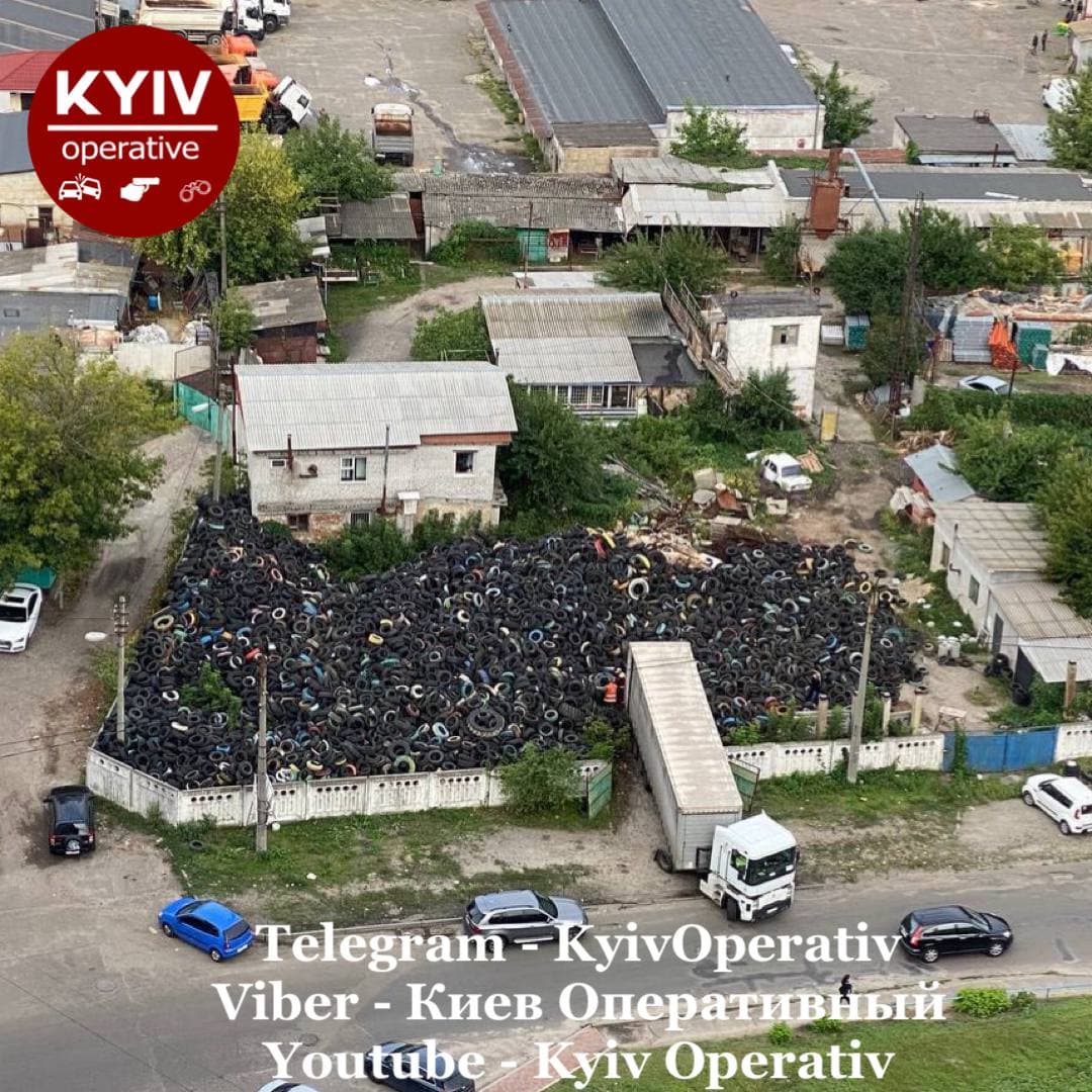 В Киеве возле жилых домов образовалась стихийная свалка: фото опасных "отходов"