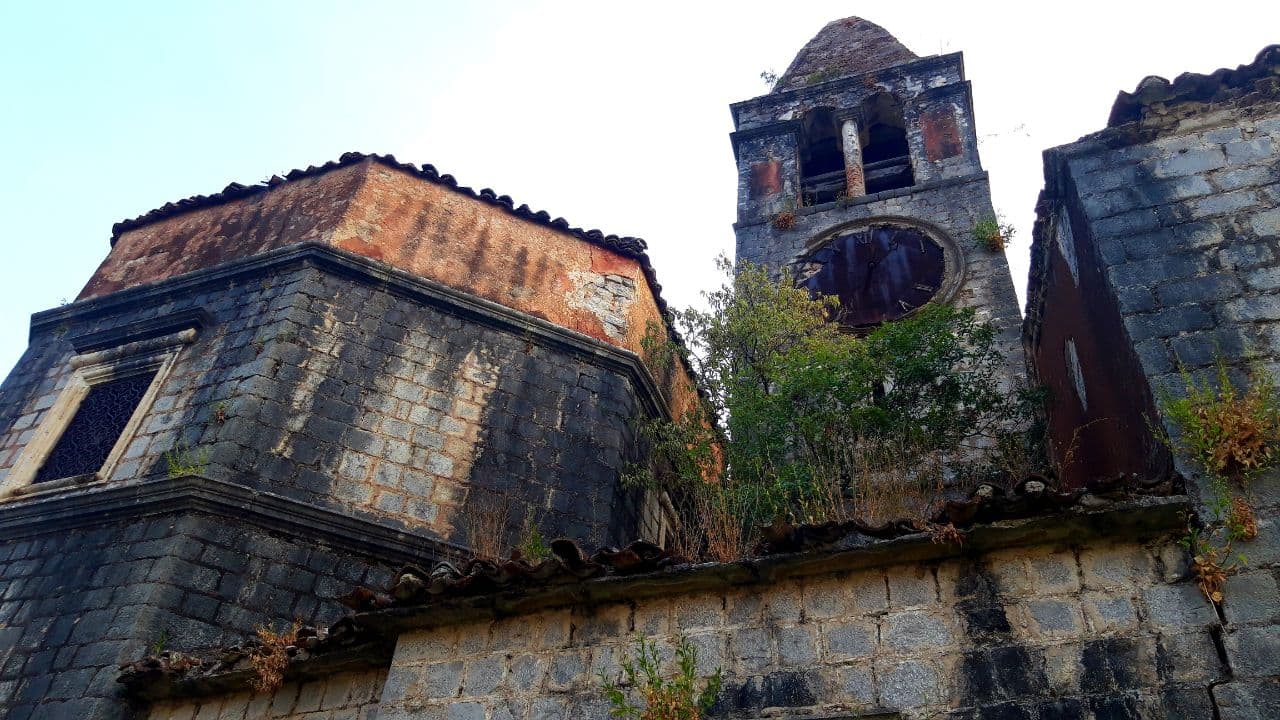 Южный фьорд Европы: во сколько обойдется осенний отпуск в самой живописной бухте Черногории