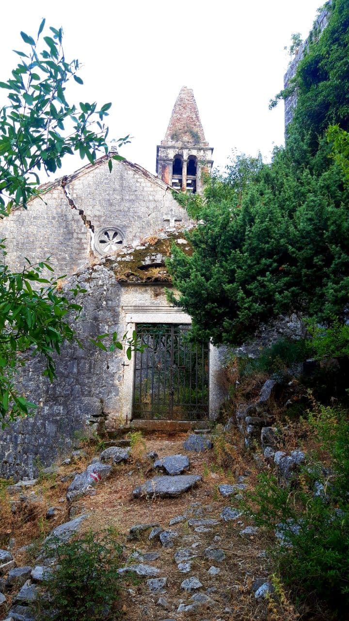 Южный фьорд Европы: во сколько обойдется осенний отпуск в самой живописной бухте Черногории