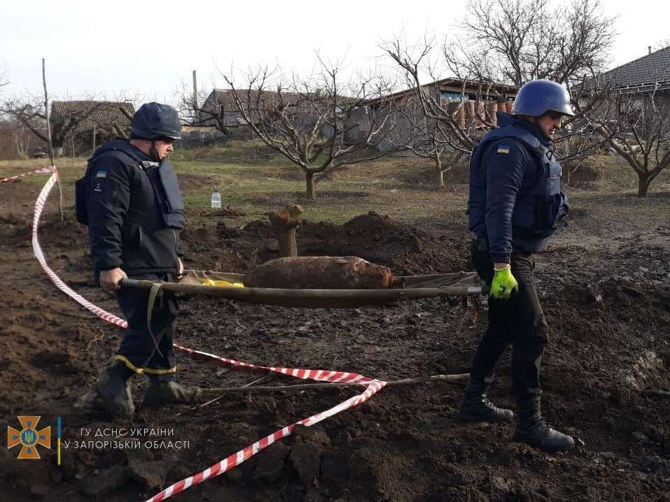 Под Запорожьем в саду нашли 100-килограммовую авиабомбу