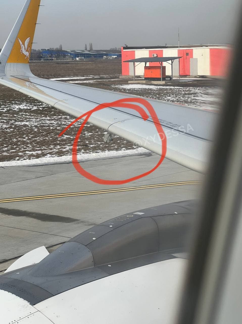 В Одесі пасажир літака запобіг можливій аварії: вчасно помітив зайву деталь на крилі