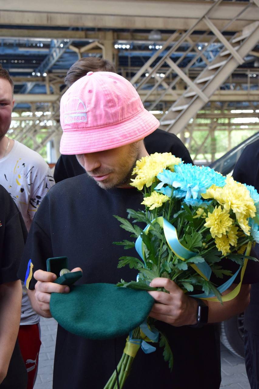 Kalush Orchestra повернулись в Україну та заспівали "Stefania" з митниками (відео)