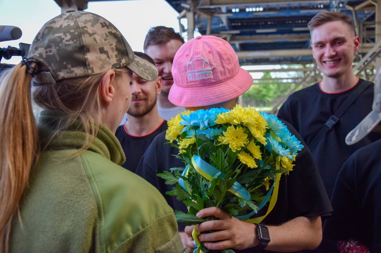 Kalush Orchestra вернулись в Украину и спели "Stefania" с таможенниками (видео)