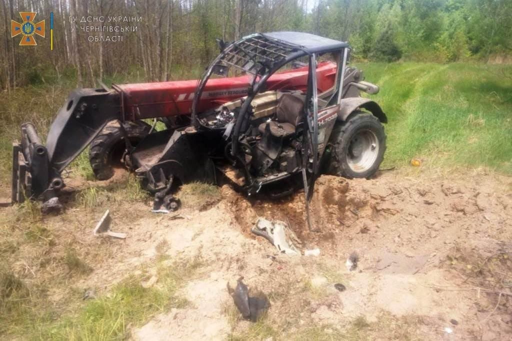 В Черниговской области трактор подорвался на боеприпасе: водитель получил травмы