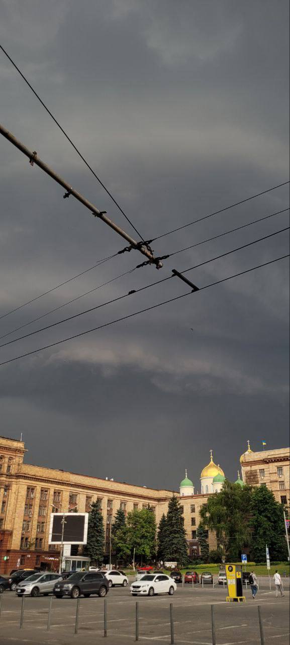 Днепр залило ливнем и засыпало градом. Потом был фантастический закат с радугой (видео, фото)
