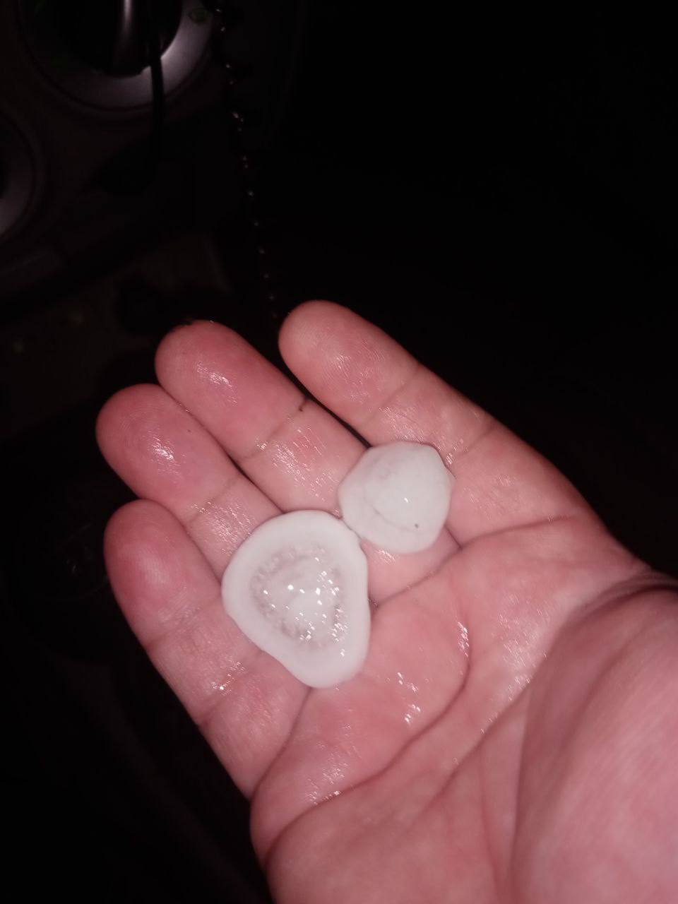 Днепр залило ливнем и засыпало градом. Потом был фантастический закат с радугой (видео, фото)