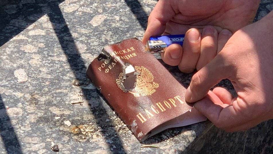 Спалення паспорта, унітаз і могильні хрести окупантам: як у Києві провели акцію "Останній день Росії"