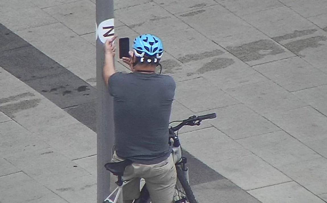 Американский военный во время прогулки по Москве показал "палец" символу "Z": у МИД РФ истерика