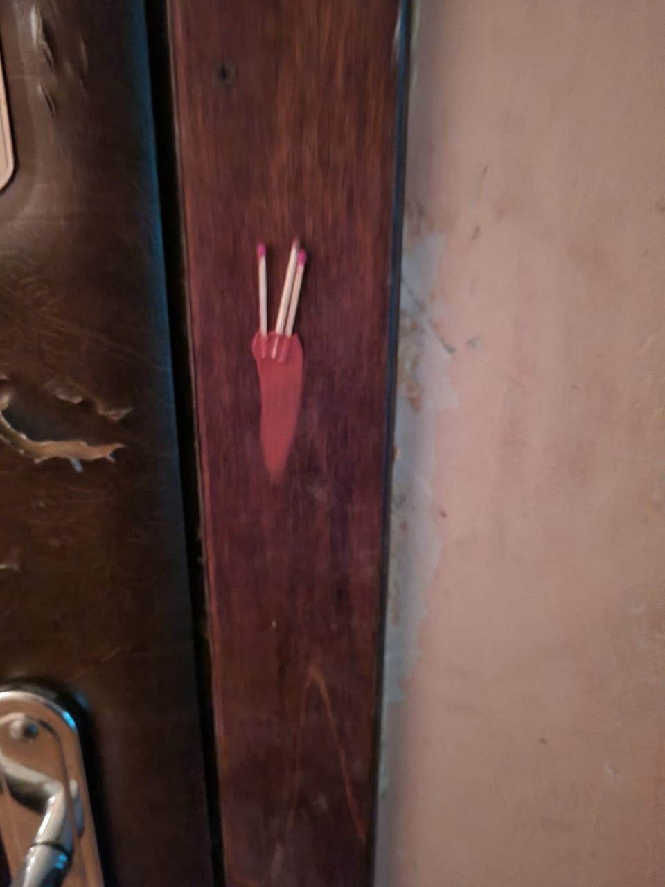 Кияни почали знаходити дивні мітки на своїх квартирах: як вони виглядають