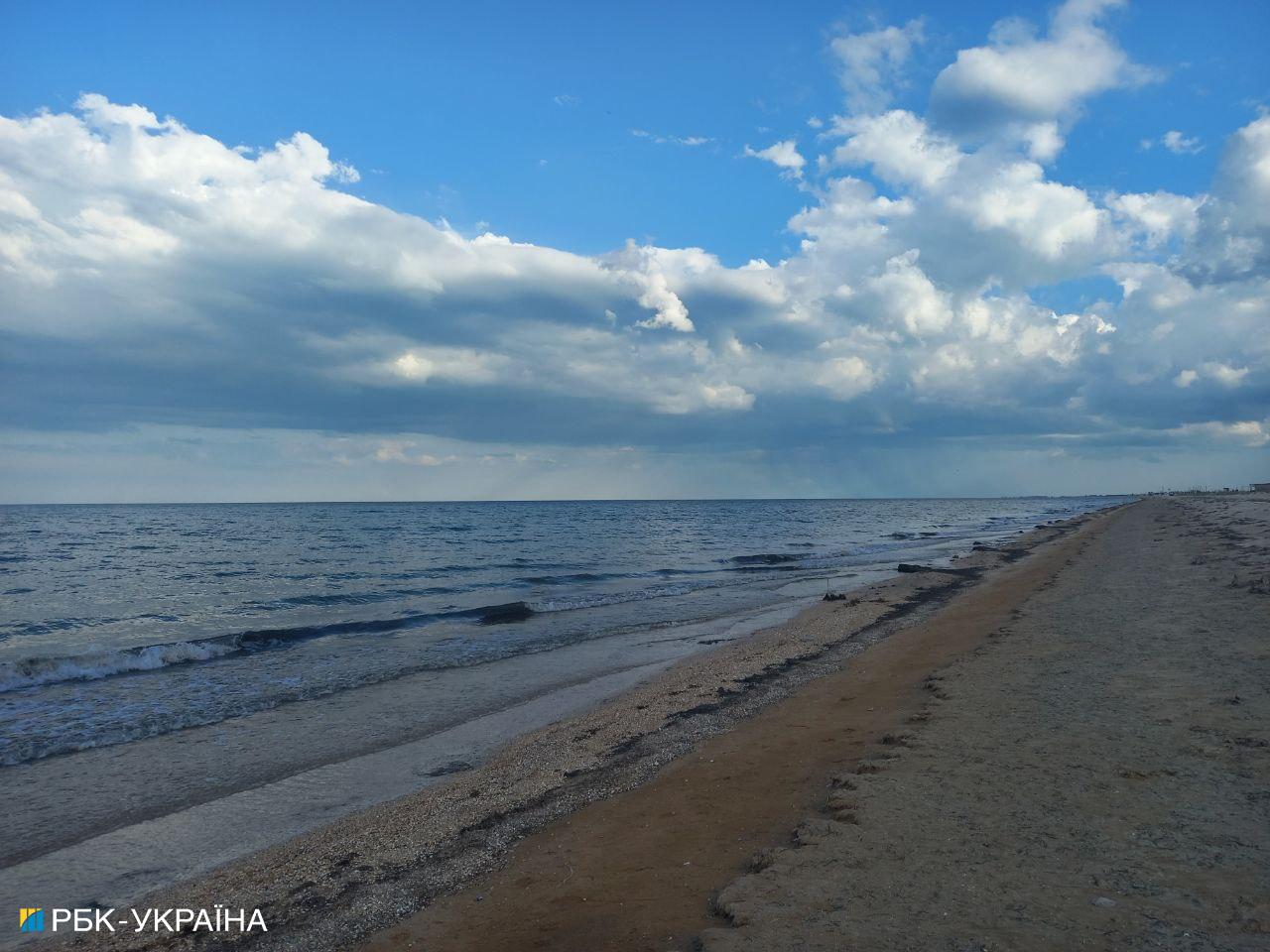 Як виглядає окупована Арабатська Cтрілка в розпал літа: ексклюзивні кадри