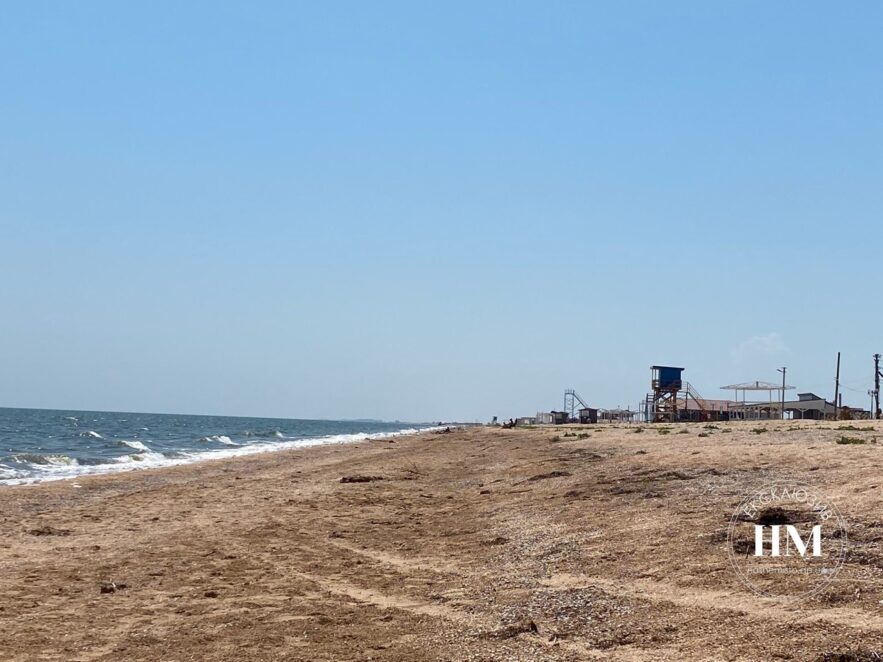 "Мертвий сезон" на Арабатській стрілці: порожні пляжі, чайки і медузи (фото)