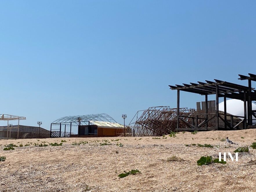 "Мертвий сезон" на Арабатській стрілці: порожні пляжі, чайки і медузи (фото)