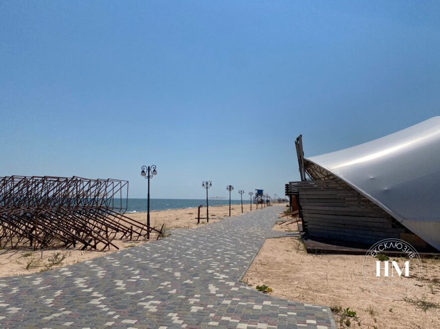 "Мертвий сезон" на Арабатській стрілці: порожні пляжі, чайки і медузи (фото)