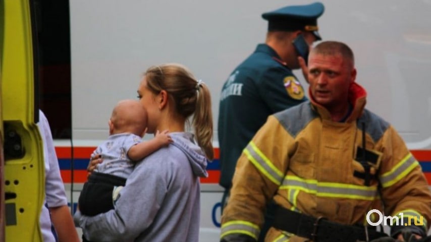 "За что мой сын под пулями на "сво", за это?!" Красноречивое видео об обвале дома в российском Омске