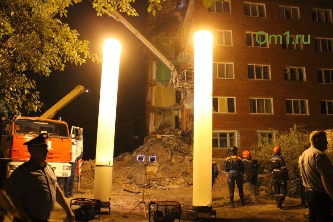 "За что мой сын под пулями на "сво", за это?!" Красноречивое видео об обвале дома в российском Омске