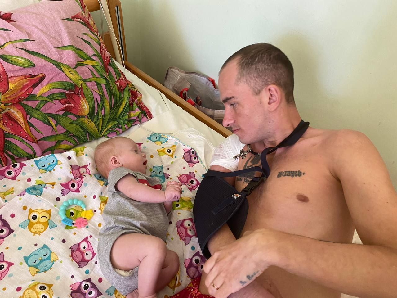 Сыночек родился, когда отец был в плену: невероятное фото защитника Мариуполя с новорожденным