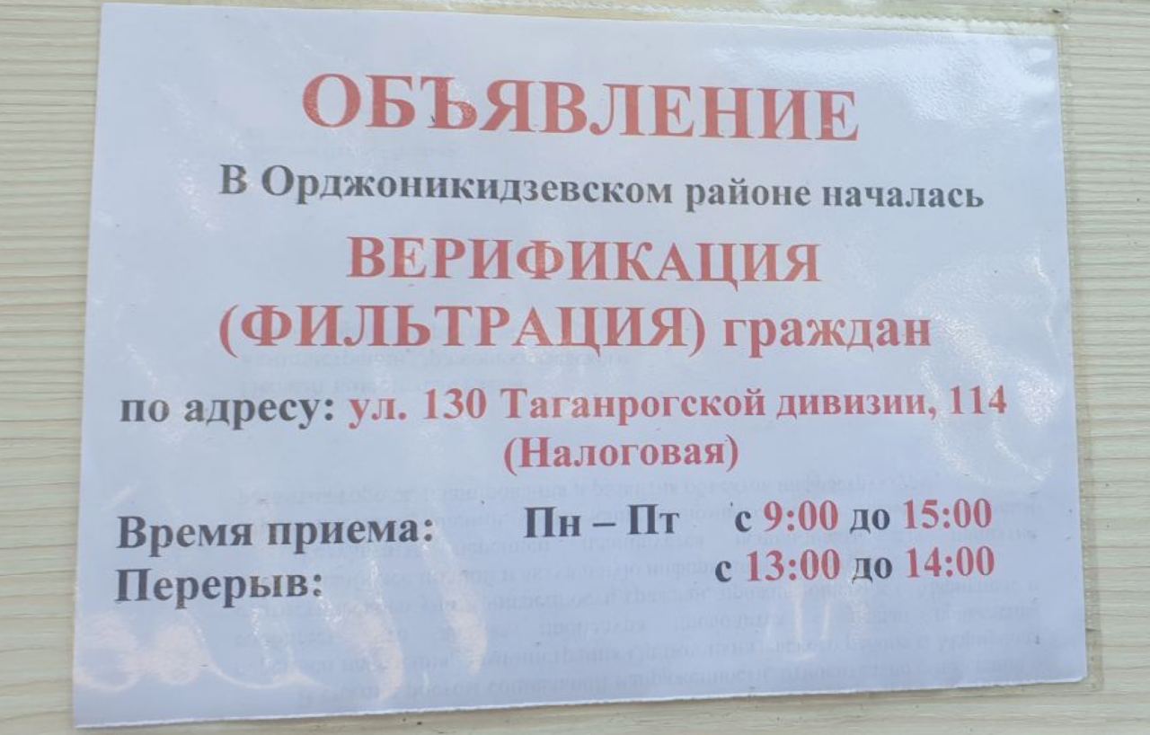 Воду набирають з імпровізованих "колодязів": у Маріуполі люди стоять у величезних чергах за їжею