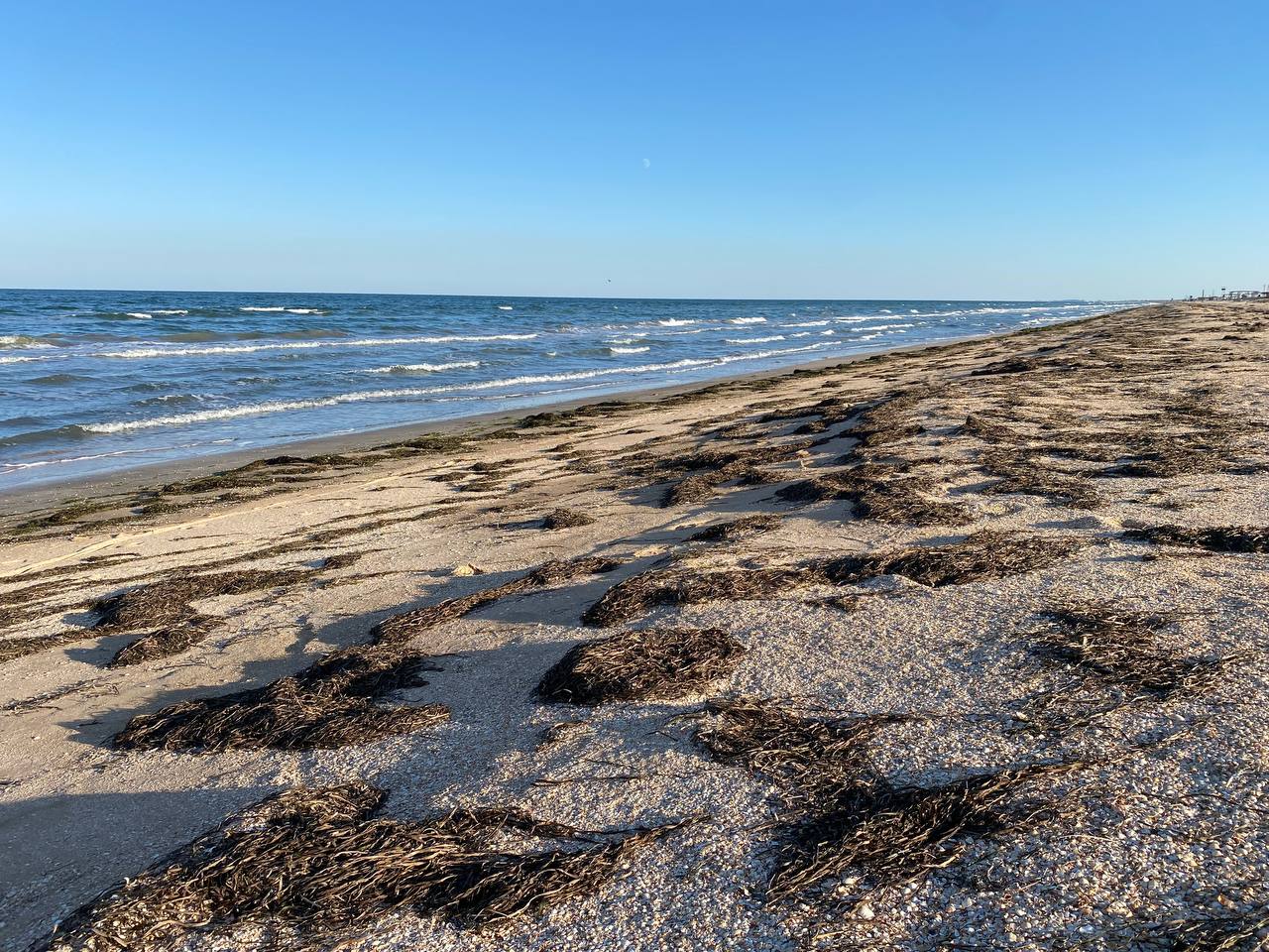 "Гради" замість пляжів. Як пережили літо в окупації курорти Азовського моря