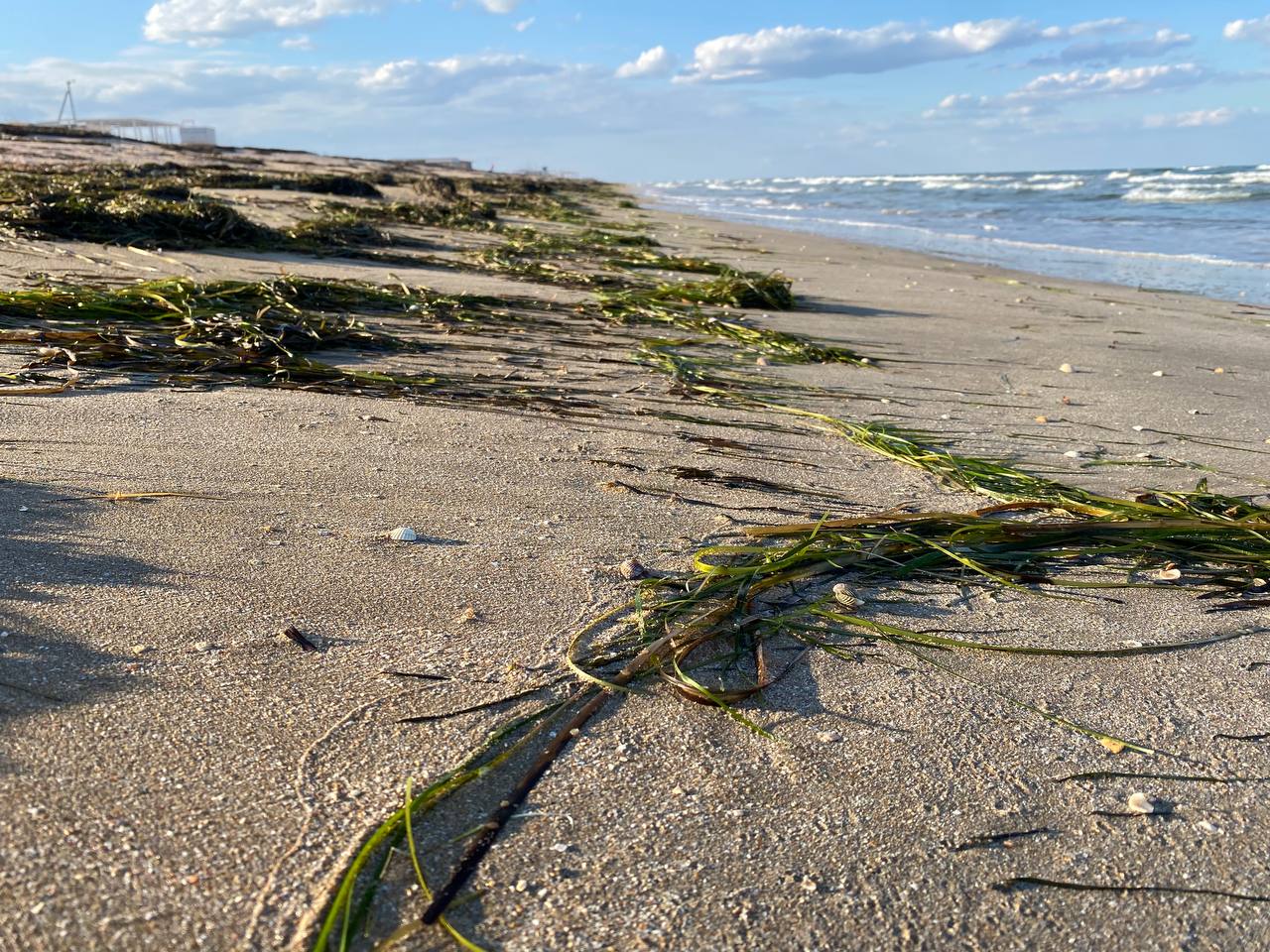 "Гради" замість пляжів. Як пережили літо в окупації курорти Азовського моря