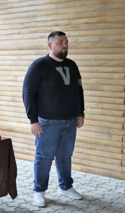 "Чого не роздягли?" Нардеп у Тростянці з'явився на людях з буквою "V" на светрі (фото)